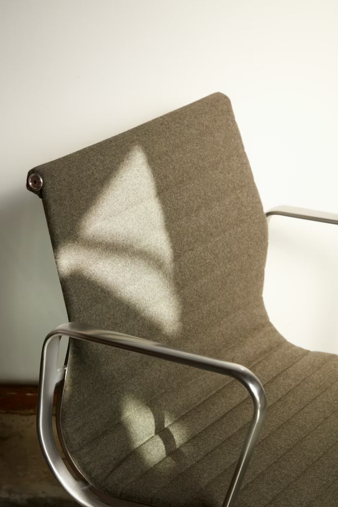 Eames® Aluminum Group Management Chair